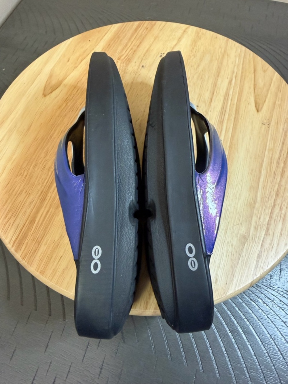 OOFOS Women’s OOlala Luxe Thong Sandals - Picture 9 of 12